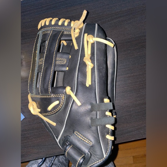 Mizuno Baseball Glove - Picture 4 of 5